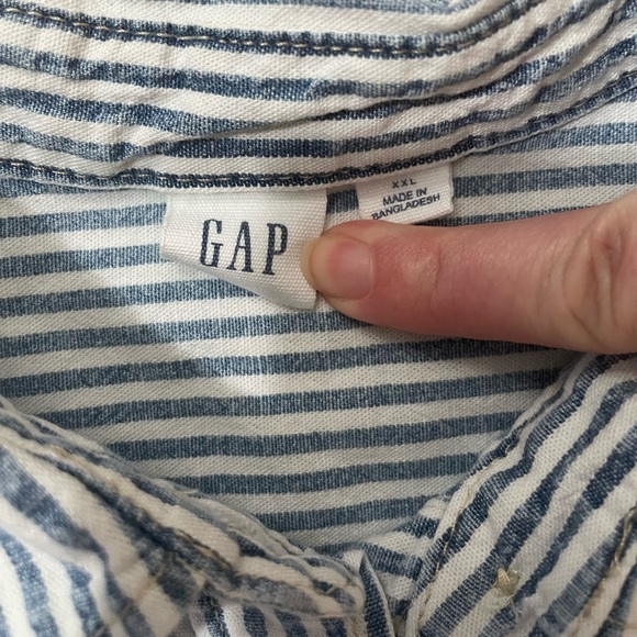 GAP Cropped Stripe Button-Down - Picture 5 of 10